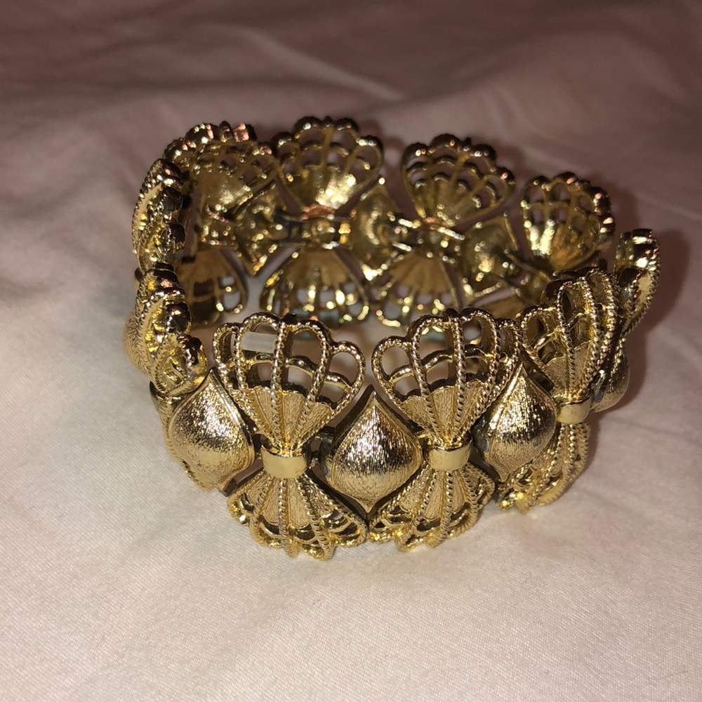 Gold bow bracelet